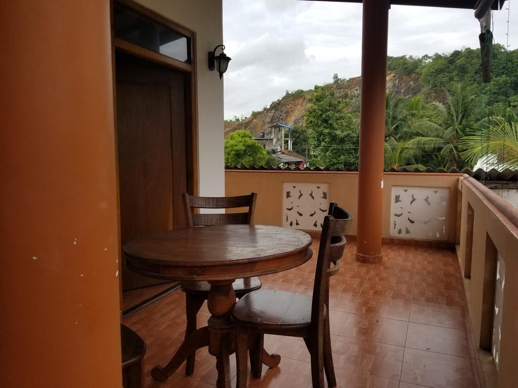 אונה ואטונה Kumara Guest House מראה חיצוני תמונה