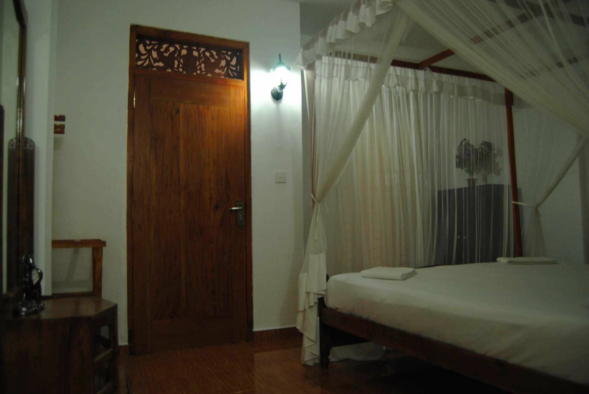 אונה ואטונה Kumara Guest House מראה חיצוני תמונה