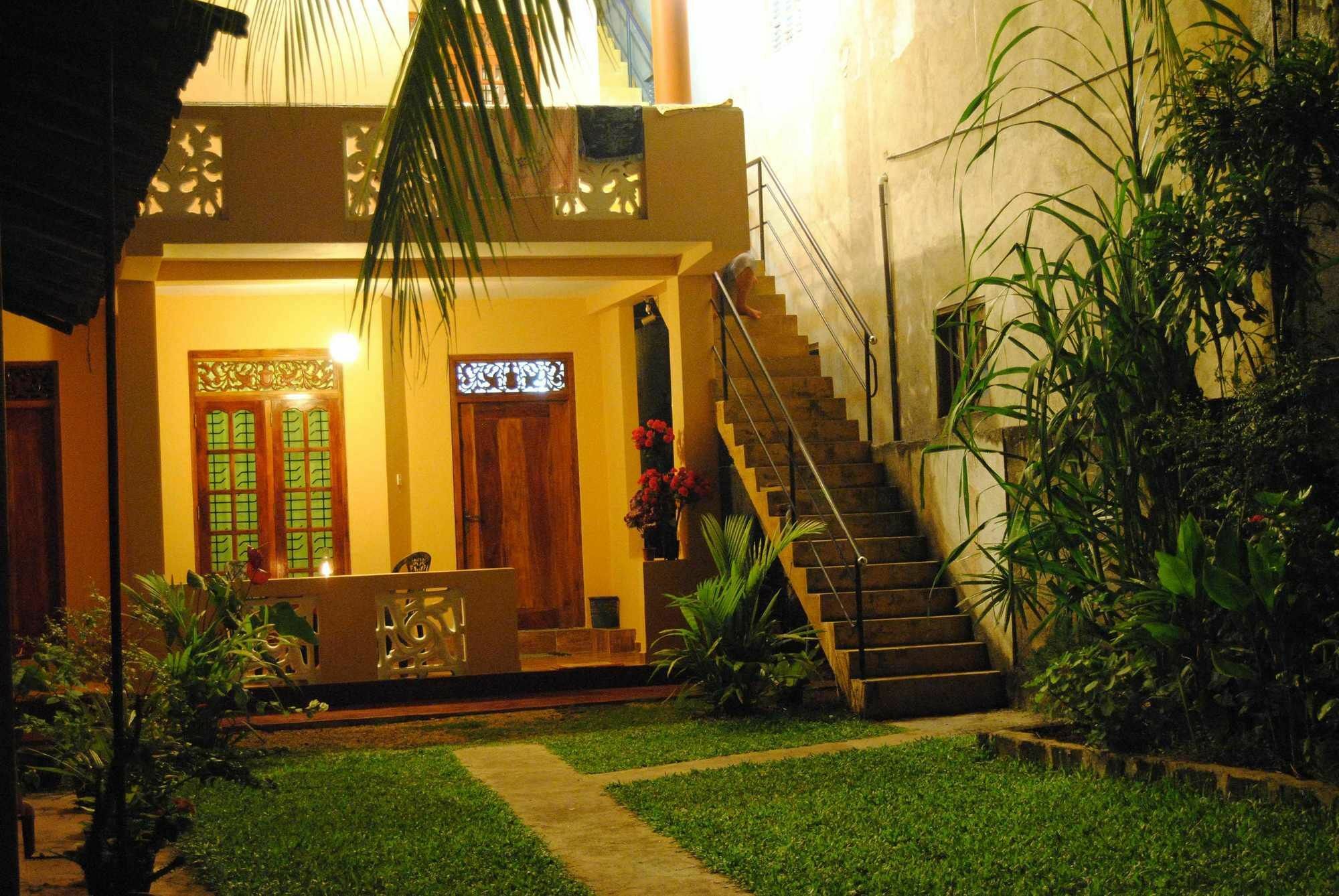 אונה ואטונה Kumara Guest House מראה חיצוני תמונה